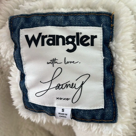 Wranger X Lainey Wilson
Oversized Denim Coat - Picture 3 of 4